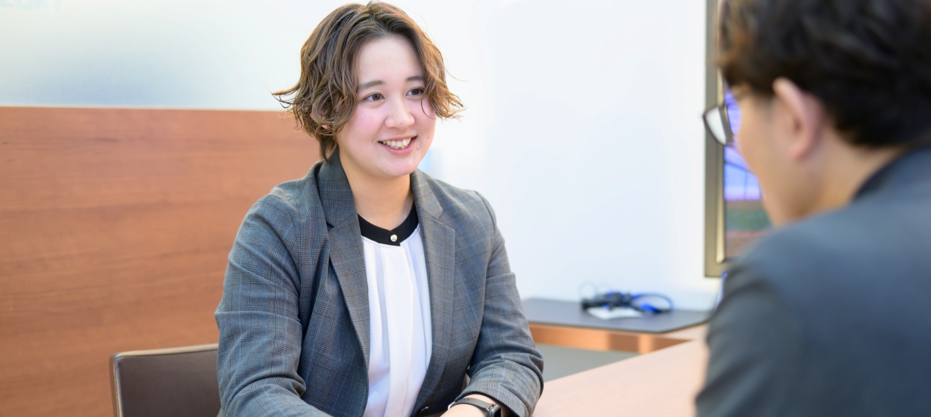 173経営_卒業生三好さん1920×860