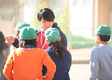 学校ボランティアで活動する学生2