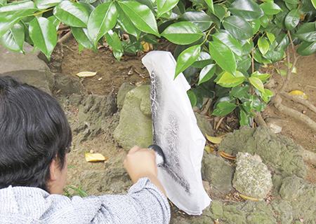 板碑の拓本採取(前野町東熊野神社）