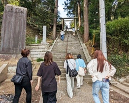 写真14、地域理解実習Ⅴ(笠間市の地域資源である文化財の活用を知る(稲田神社ほか))