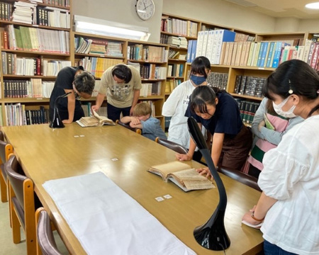 写真10、地域理解実習Ⅲ(八潮市立資料館での資料見学)