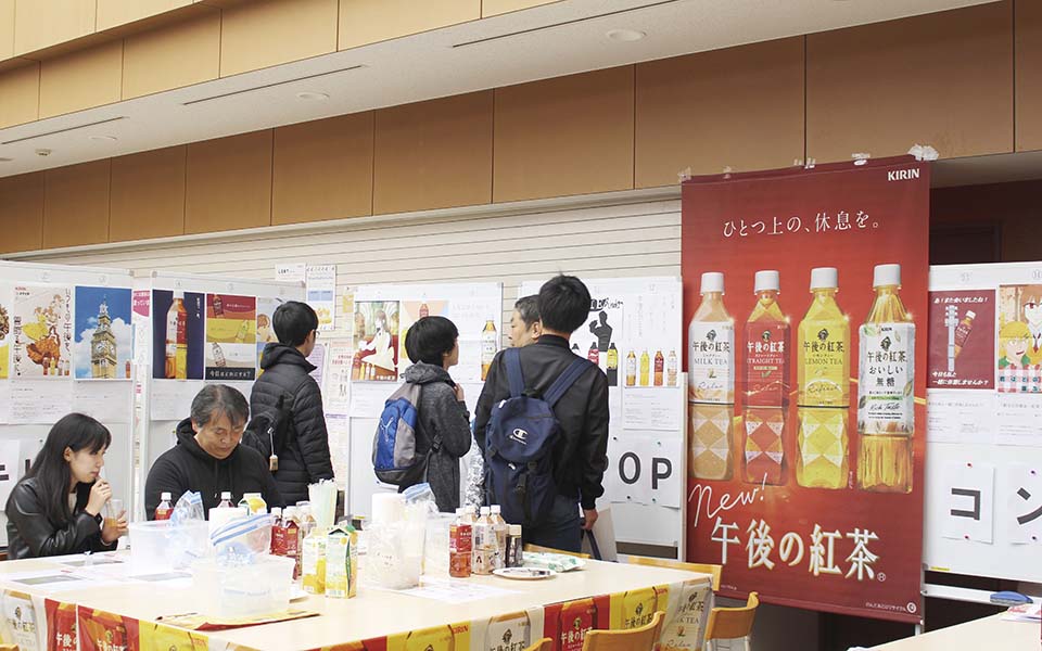 企業と連携して商品の広告を制作する