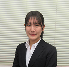 養護教諭 小林 愛梨(こばやし あいり)左