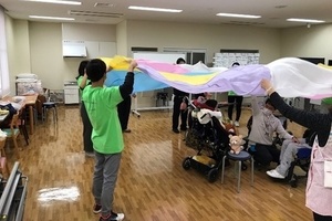 仁戸名特別支援学校学校見学パラバルーン風景5