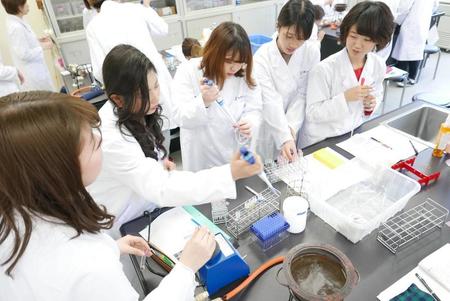 栄養学科ブログ実習紹介「生化学実験」1