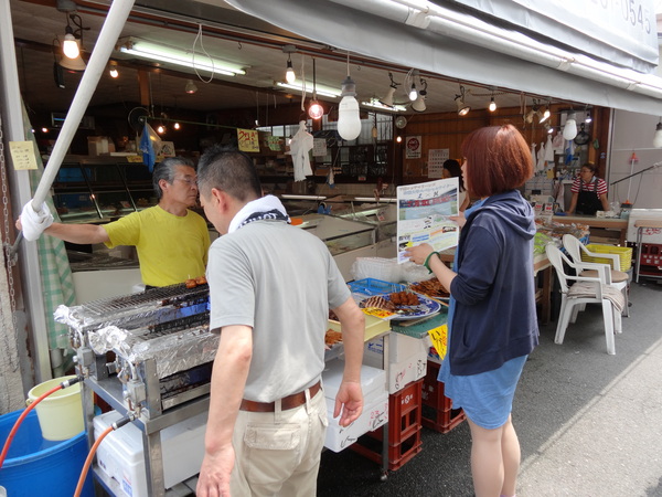 魚屋の「魚権」さんに宣伝をしています