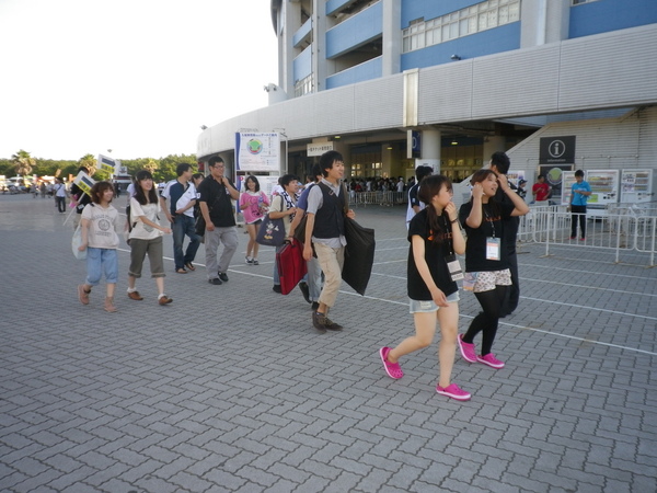 参加サークルを控室へ案内します