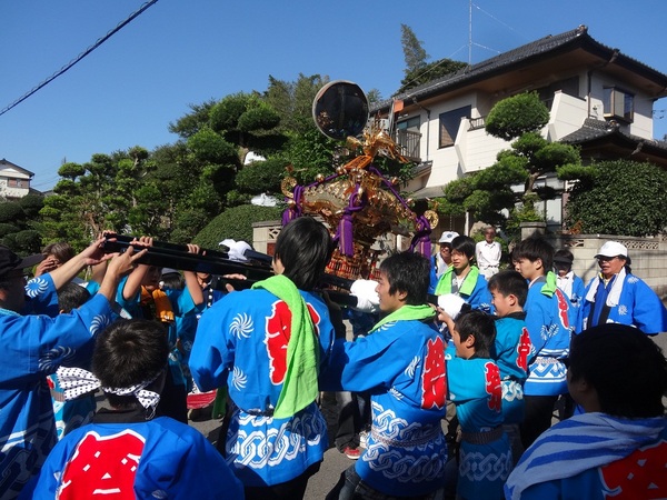 男子学生はお神輿を担ぐ子どものサポートです