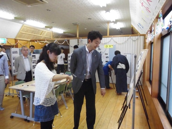 おもいでポストを見学する熊谷市長