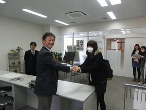 大澤社長と握手すると幸せになれるという都市伝説があり、講義終了後、学生達が握手をするため、控室に詰め掛けました。