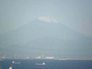 東京湾を越えて見える富士山