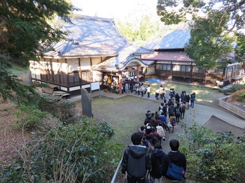 護摩焚きに参加する学生（大巌寺）