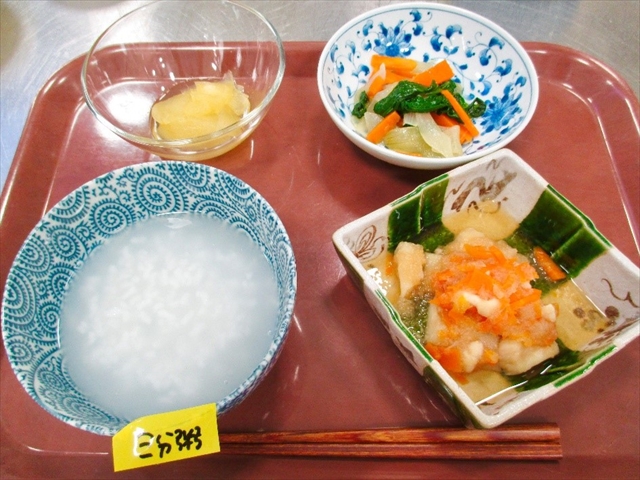 栄養学科の実験実習を覗いてみよう～軟菜食・流動食を作ってみよう