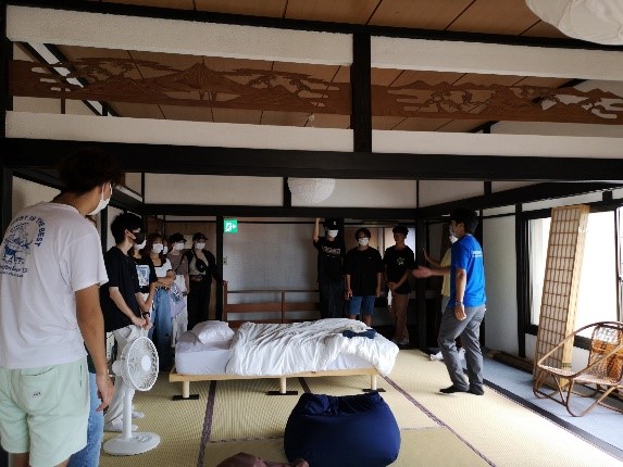 ③