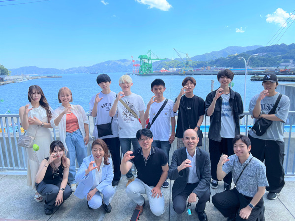 魚河岸テラスで記念撮影