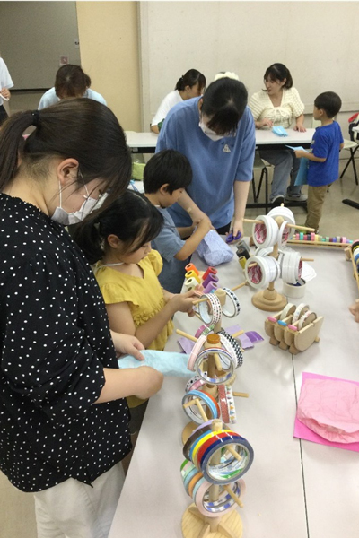 共に自由な表現を楽しむ子ども達と学生達 