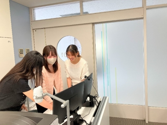 画像3　教卓にてTableauでプレゼンテーションを行っている様子（千葉キャンパス）