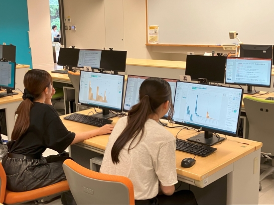 画像2　VONDS市原に関するデータをTableauで分析している様子（千葉第二キャンパス